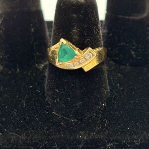 Vintage 14k yellow gold and diamond ~.10ct simulated emerald 7.5sz ring 4.6tw